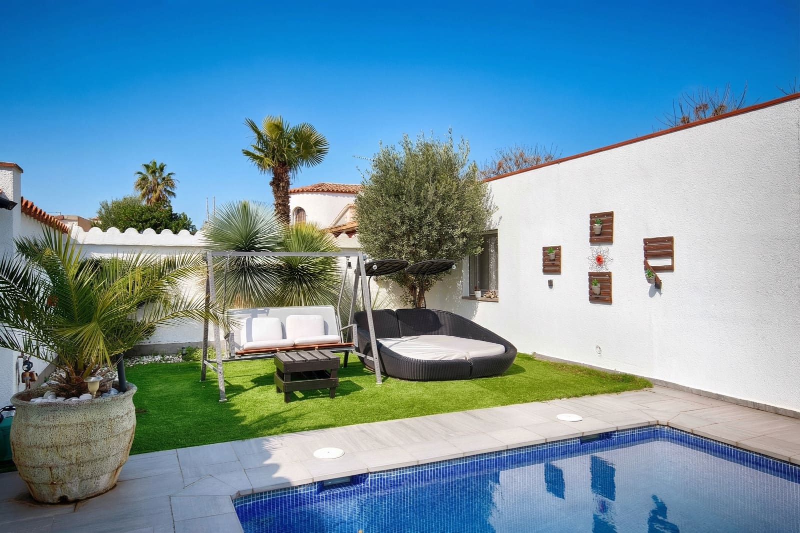 Chalet de 4 habitaciones en Empuriabrava en venta con piscina garaje - 680.000 € (Ref: 9676496)