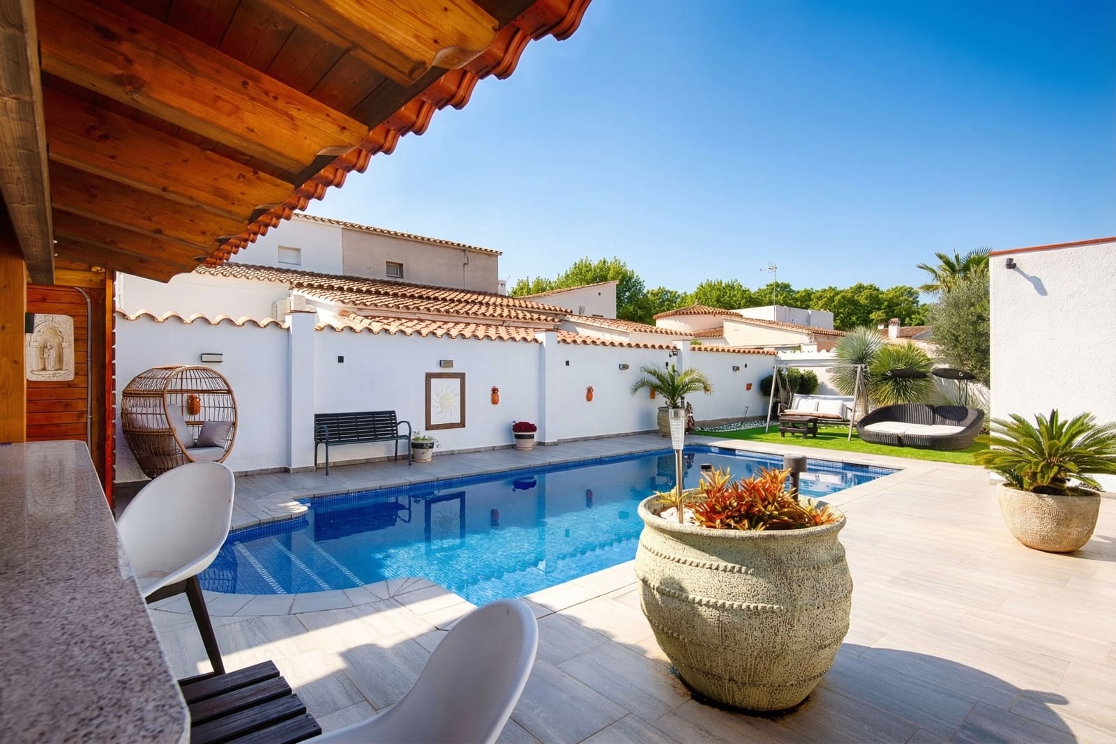 Chalet de 4 habitaciones en Empuriabrava en venta con piscina garaje - 680.000 € (Ref: 9676496)