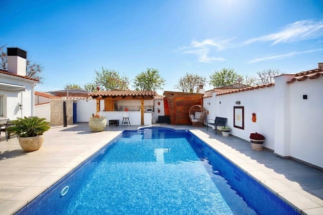 Chalet de 4 habitaciones en Empuriabrava, Castelló d'Empúries en venta con piscina garaje - 680.000 € (Ref: 9676496)