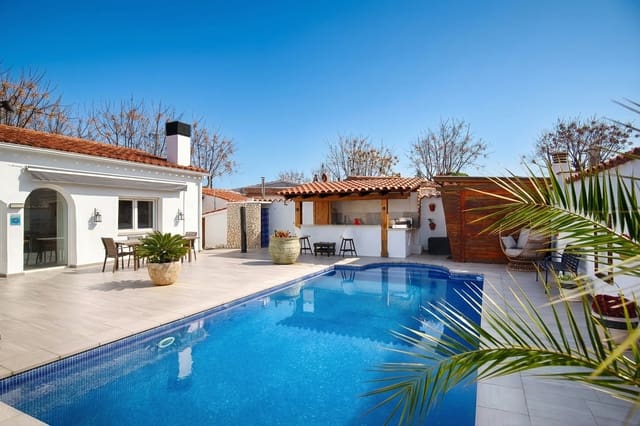 Chalet de 4 habitaciones en Empuriabrava, Castelló d'Empúries en venta con piscina garaje - 680.000 € (Ref: 9676496)