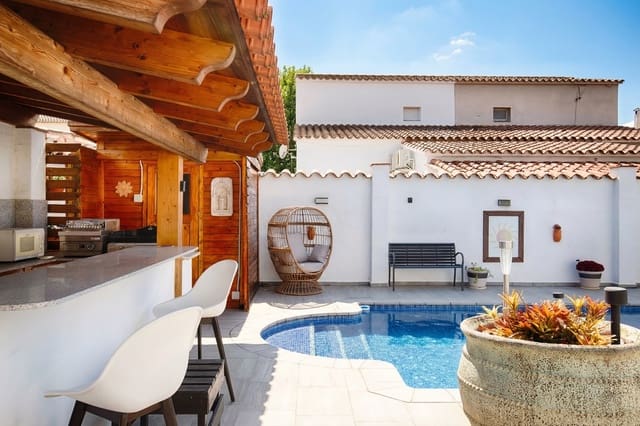 Chalet de 4 habitaciones en Empuriabrava, Castelló d'Empúries en venta con piscina garaje - 680.000 € (Ref: 9676496)