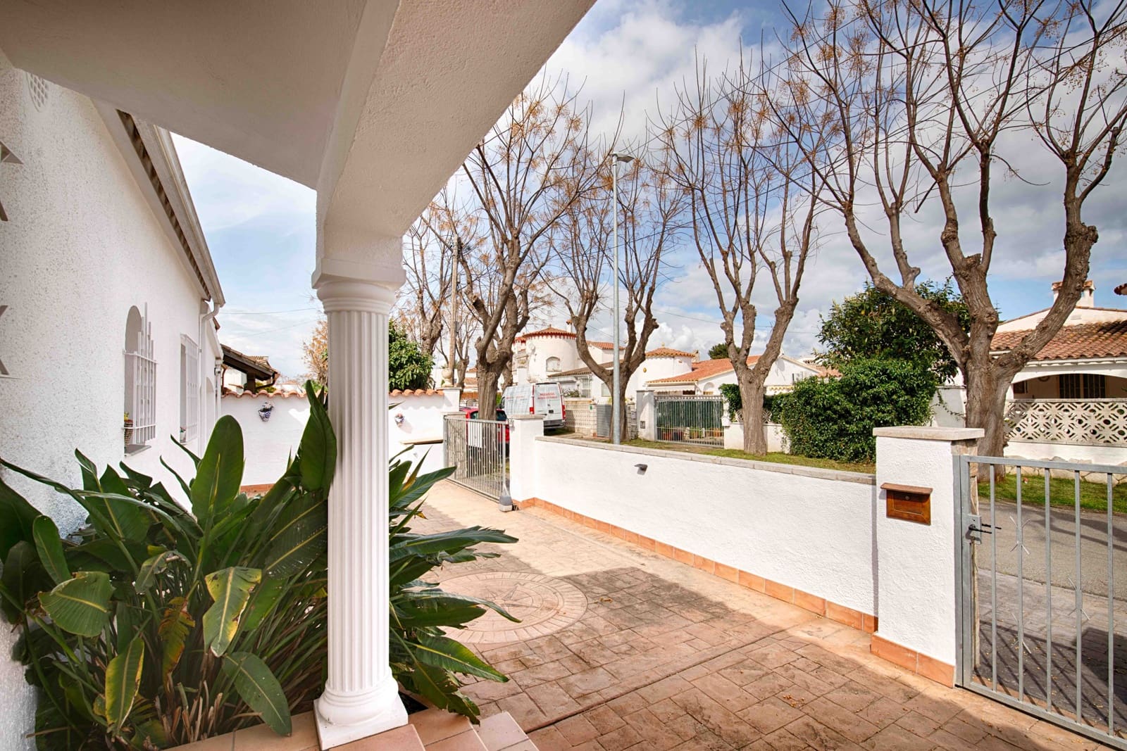 Chalet de 4 habitaciones en Empuriabrava en venta con piscina garaje - 680.000 € (Ref: 9676496)