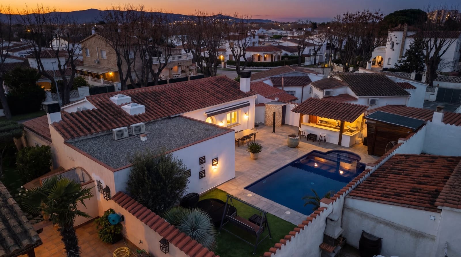 4 bedroom Villa for sale in Empuriabrava with pool garage - € 629,000 (Ref: 9676496)