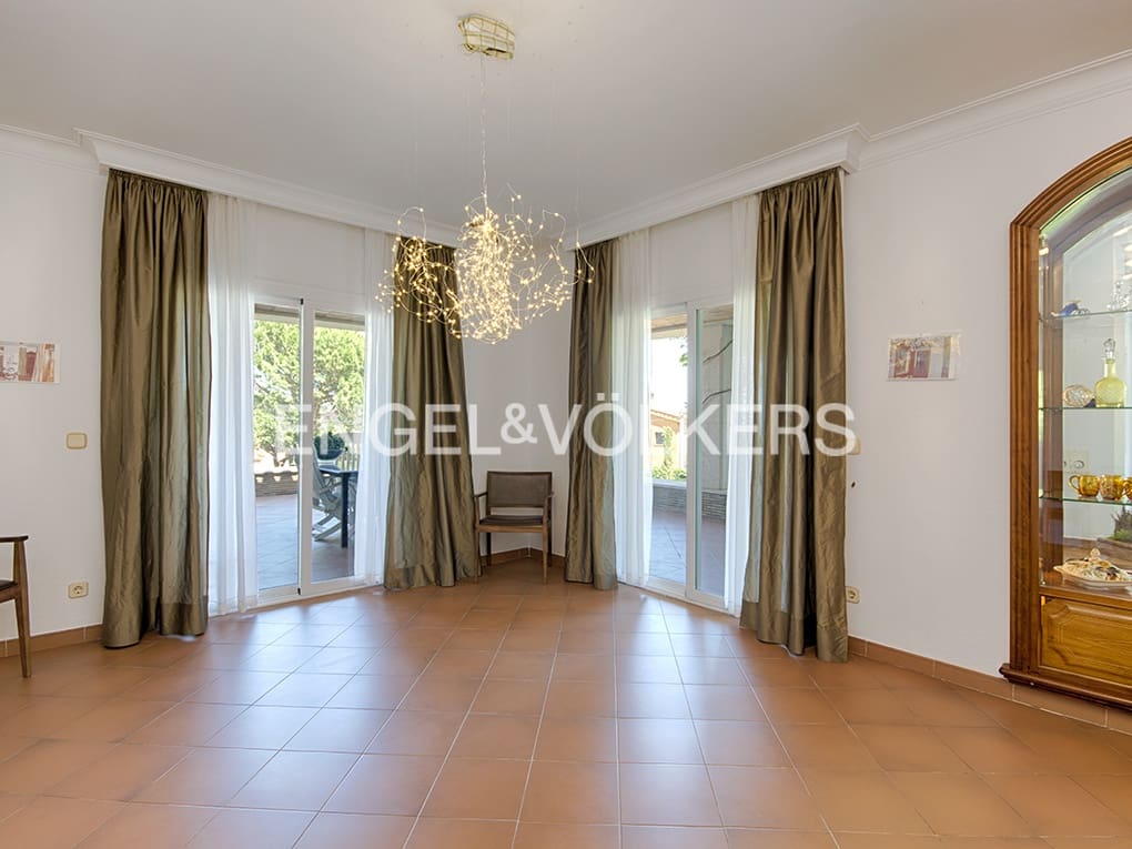 6 makuuhuone Huvila myytävänä paikassa Figueres mukana uima-altaan 
autotalli - 648 000 € (Ref: 9677907)