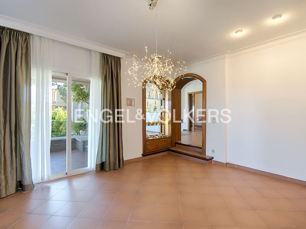 6 makuuhuone Huvila myytävänä paikassa Figueres mukana uima-altaan 
autotalli - 648 000 € (Ref: 9677907)