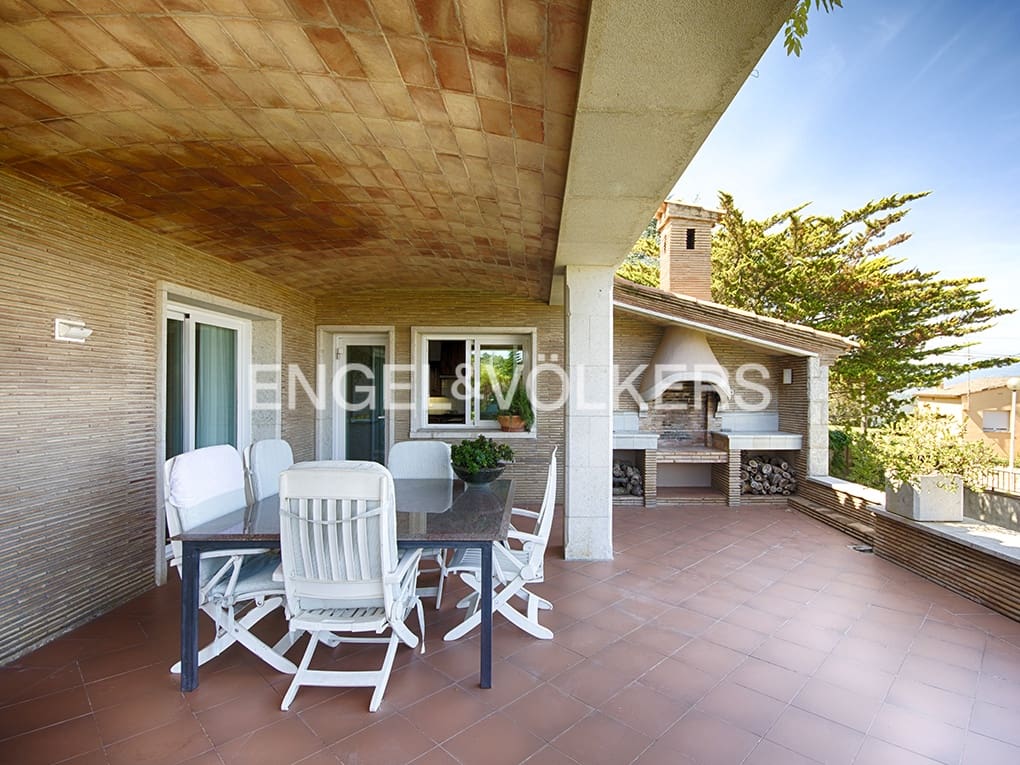 6 makuuhuone Huvila myytävänä paikassa Figueres mukana uima-altaan 
autotalli - 648 000 € (Ref: 9677907)