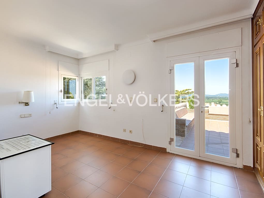 6 makuuhuone Huvila myytävänä paikassa Figueres mukana uima-altaan 
autotalli - 648 000 € (Ref: 9677907)