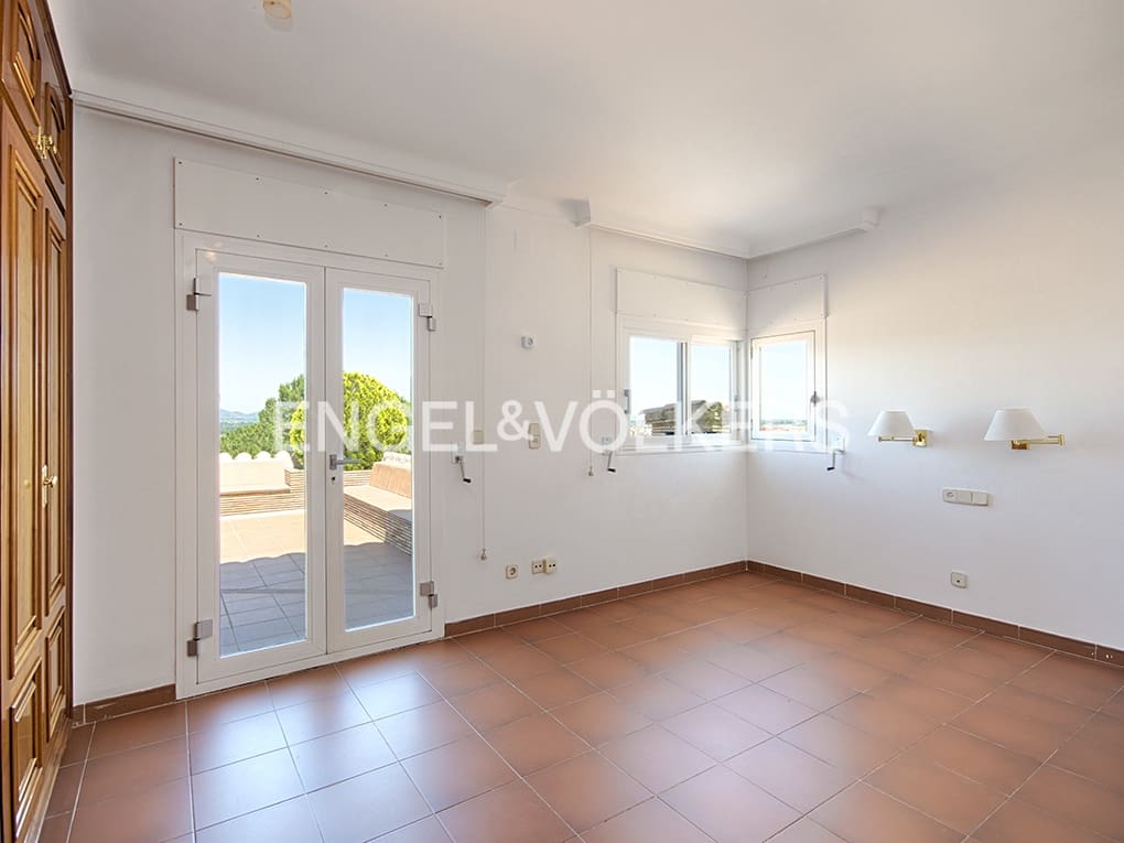 6 makuuhuone Huvila myytävänä paikassa Figueres mukana uima-altaan 
autotalli - 648 000 € (Ref: 9677907)