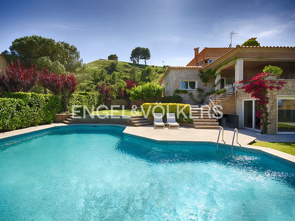 6 makuuhuone Huvila myytävänä paikassa Figueres mukana uima-altaan 
autotalli - 648 000 € (Ref: 9677907)