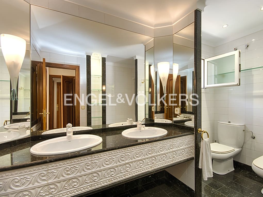 6 makuuhuone Huvila myytävänä paikassa Figueres mukana uima-altaan 
autotalli - 648 000 € (Ref: 9677907)