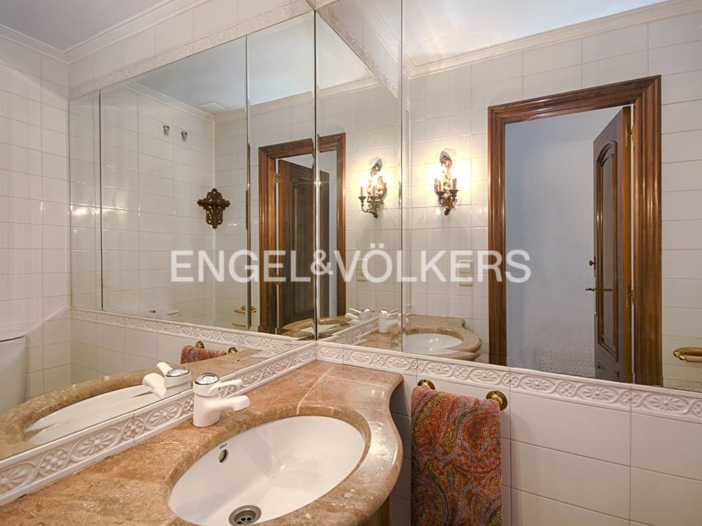 6 makuuhuone Huvila myytävänä paikassa Figueres mukana uima-altaan 
autotalli - 648 000 € (Ref: 9677907)