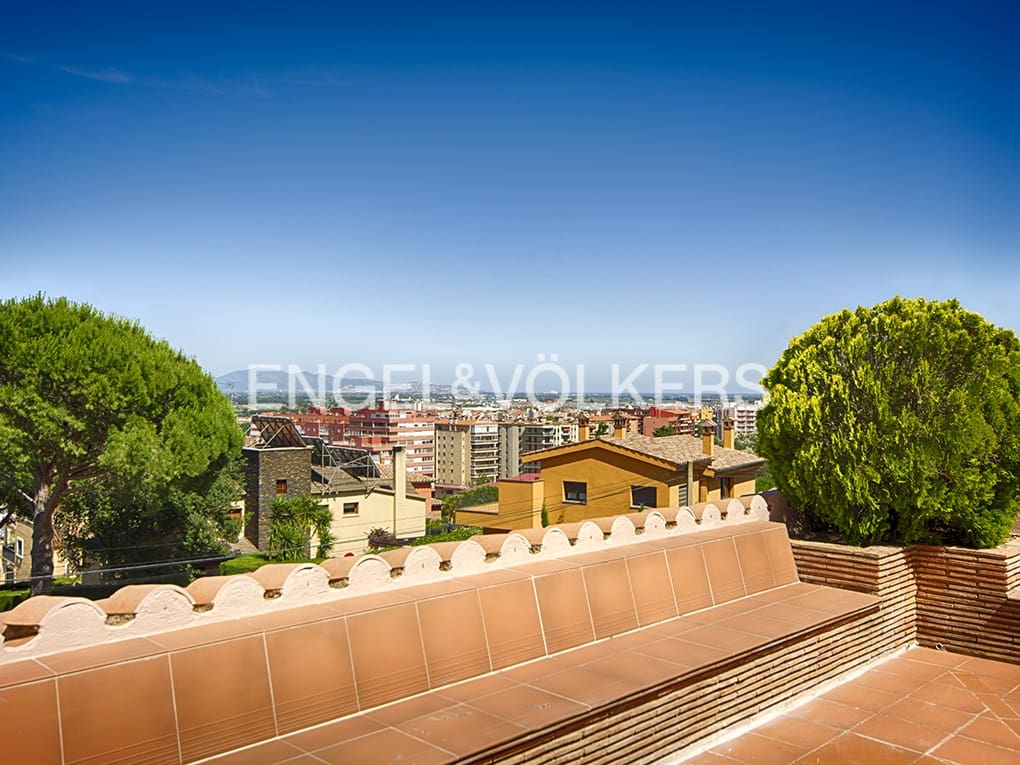 6 makuuhuone Huvila myytävänä paikassa Figueres mukana uima-altaan 
autotalli - 648 000 € (Ref: 9677907)