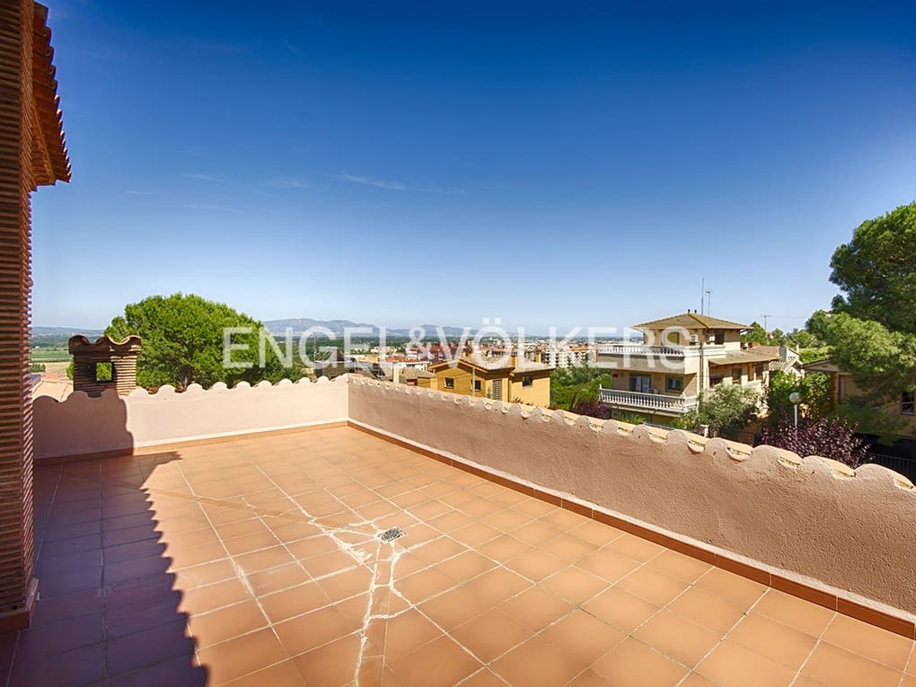 6 makuuhuone Huvila myytävänä paikassa Figueres mukana uima-altaan 
autotalli - 648 000 € (Ref: 9677907)