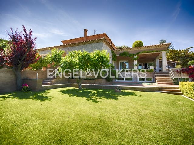 6 makuuhuone Huvila myytävänä paikassa Figueres mukana uima-altaan 
autotalli - 648 000 € (Ref: 9677907)