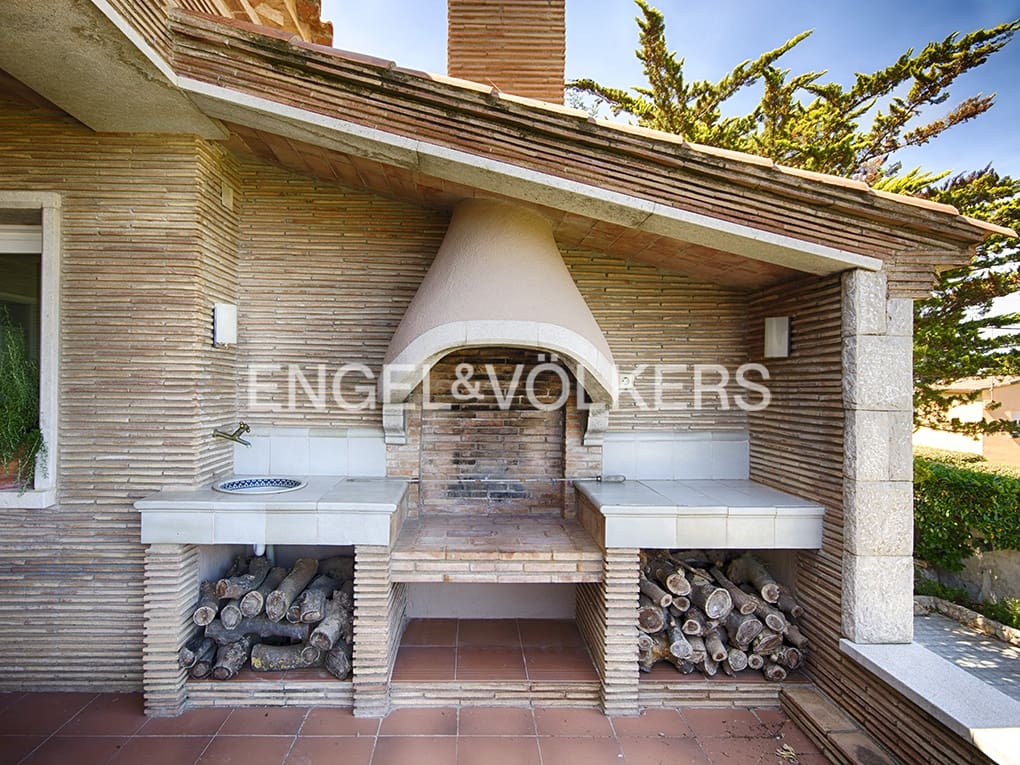 6 makuuhuone Huvila myytävänä paikassa Figueres mukana uima-altaan 
autotalli - 648 000 € (Ref: 9677907)