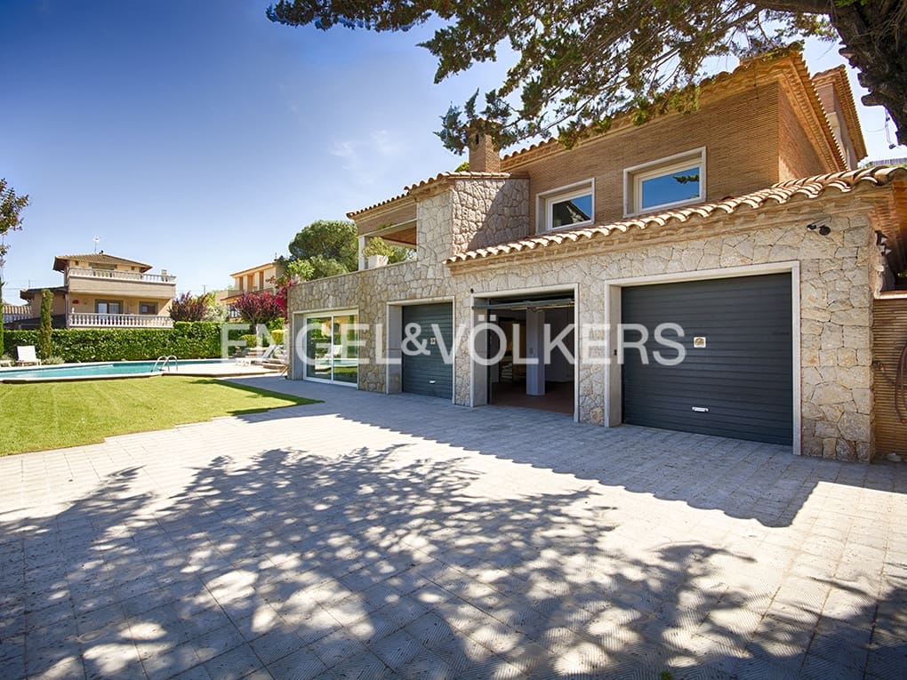 6 makuuhuone Huvila myytävänä paikassa Figueres mukana uima-altaan 
autotalli - 648 000 € (Ref: 9677907)