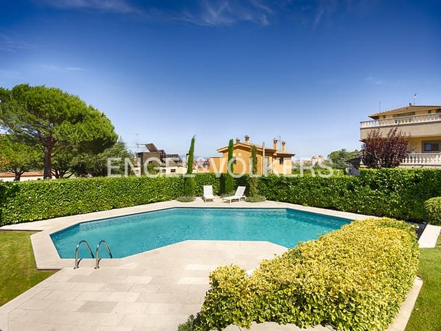 6 makuuhuone Huvila myytävänä paikassa Figueres mukana uima-altaan 
autotalli - 648 000 € (Ref: 9677907)