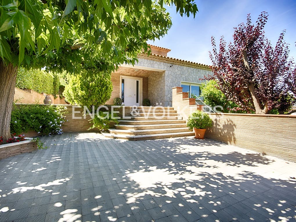 6 makuuhuone Huvila myytävänä paikassa Figueres mukana uima-altaan 
autotalli - 648 000 € (Ref: 9677907)