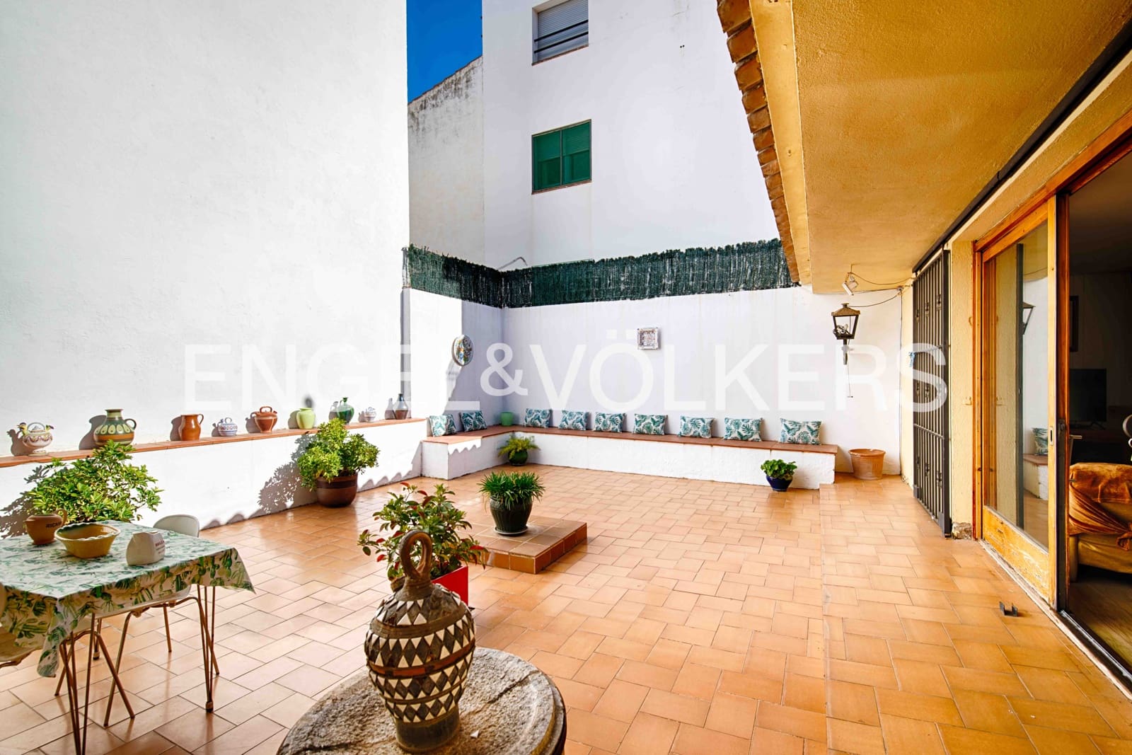 6 bedroom Terraced Villa for sale in Llanca with pool garage - € 850,000 (Ref: 9714097)