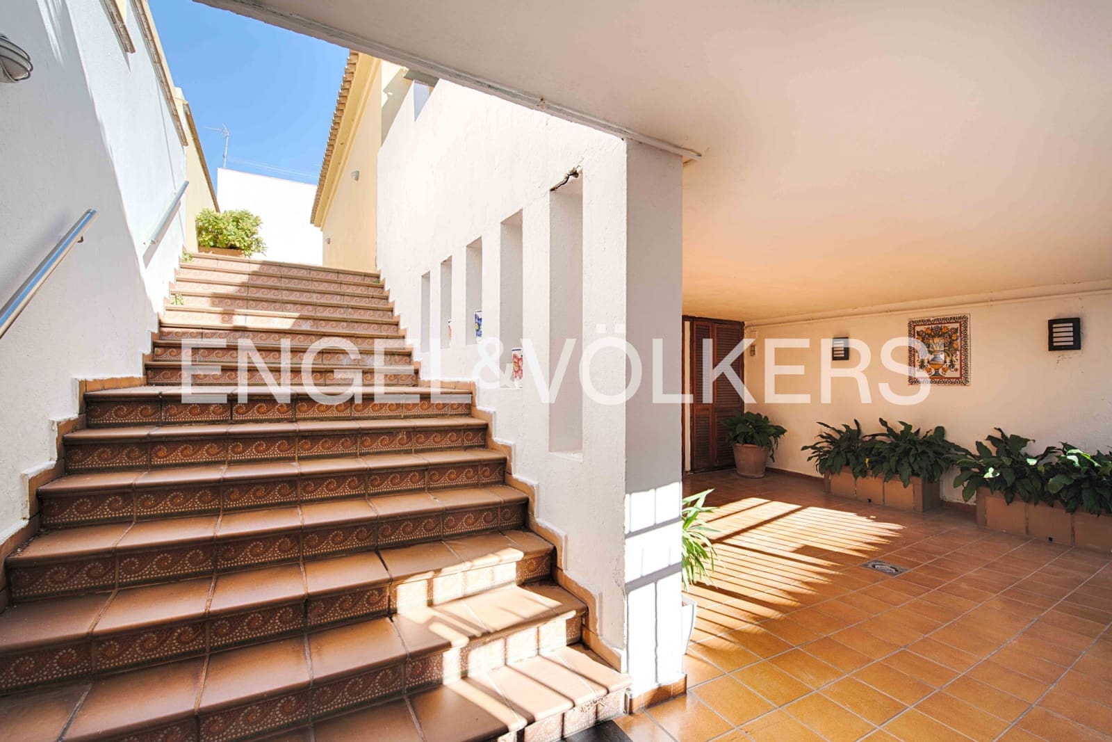 6 bedroom Terraced Villa for sale in Llanca with pool garage - € 850,000 (Ref: 9714097)