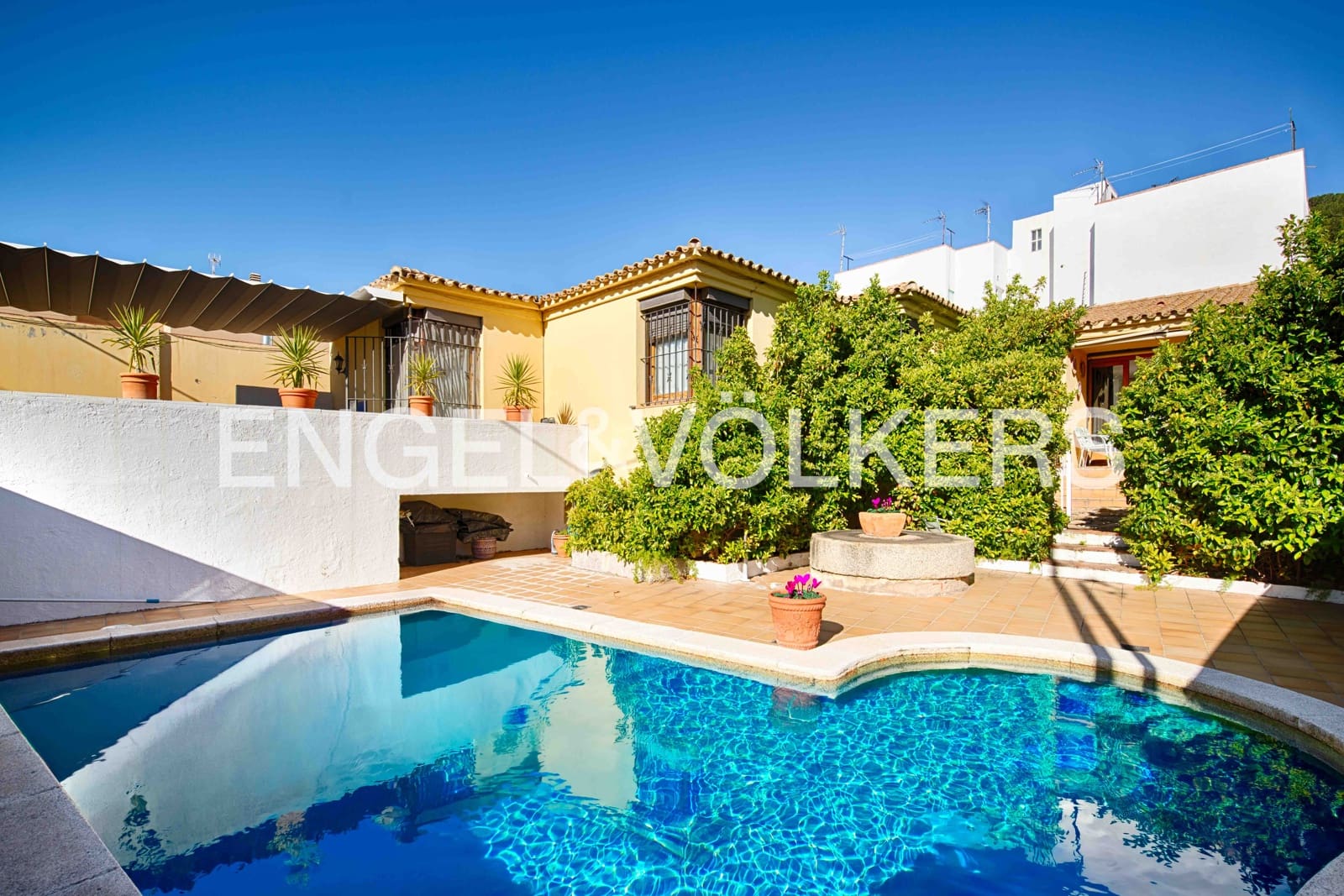 6 bedroom Terraced Villa for sale in Llanca with pool garage - € 850,000 (Ref: 9714097)