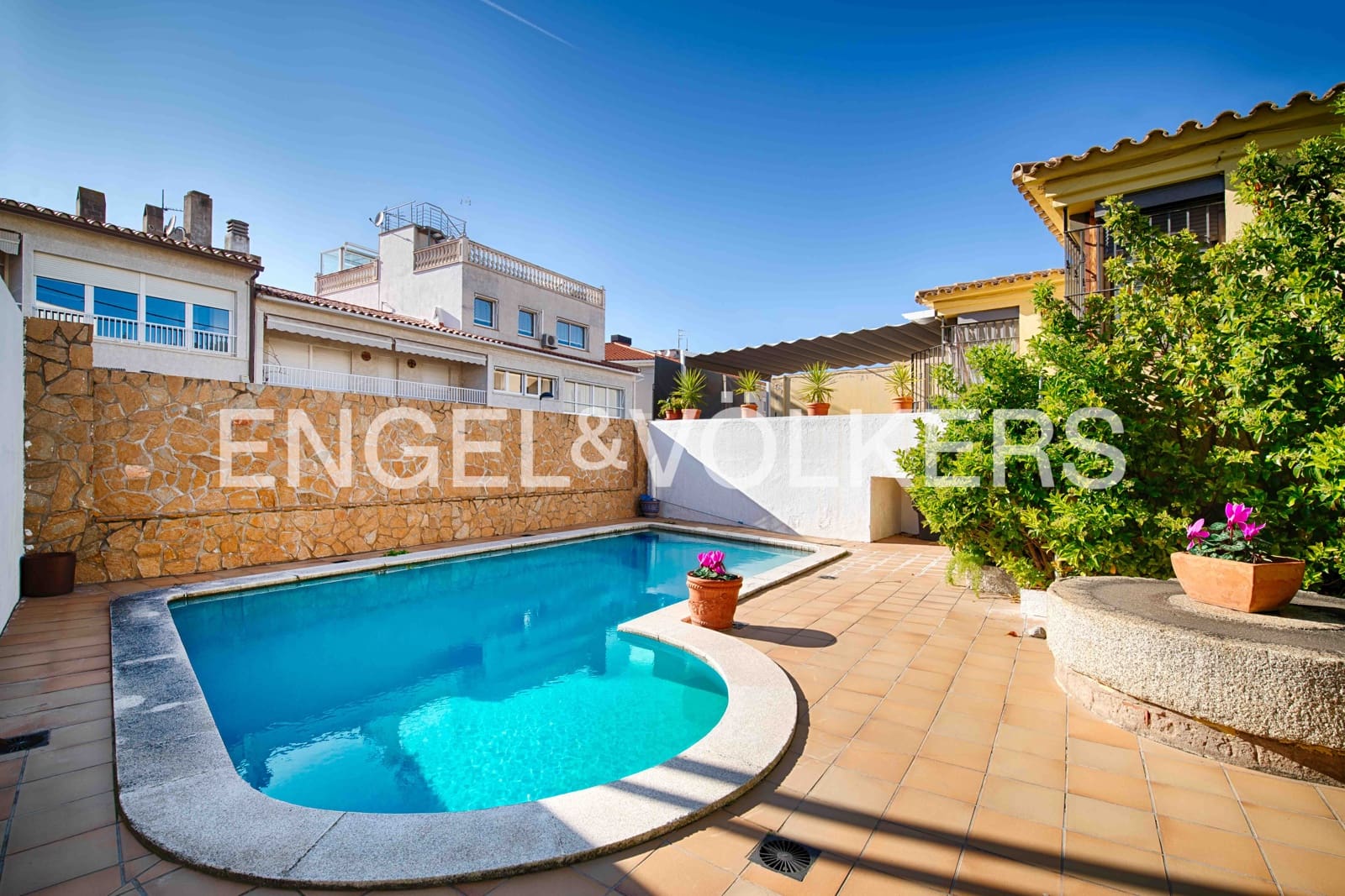 6 bedroom Terraced Villa for sale in Llanca with pool garage - € 850,000 (Ref: 9714097)
