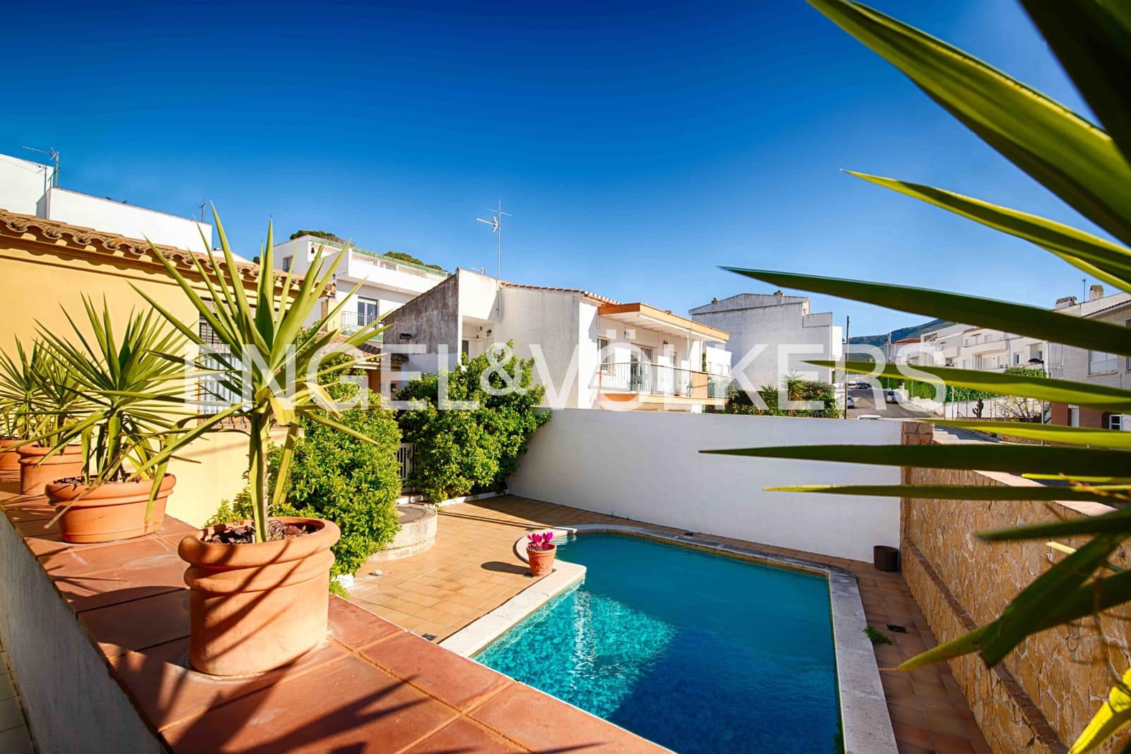 6 bedroom Terraced Villa for sale in Llanca with pool garage - € 850,000 (Ref: 9714097)