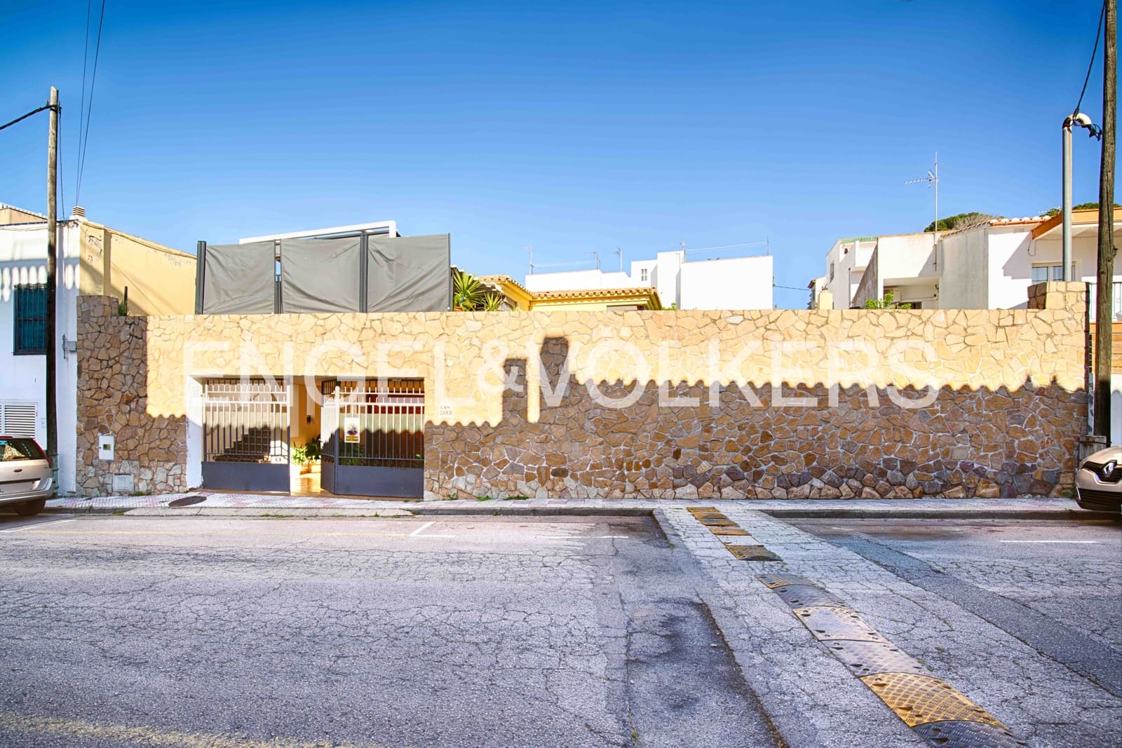 6 bedroom Terraced Villa for sale in Llanca with pool garage - € 850,000 (Ref: 9714097)