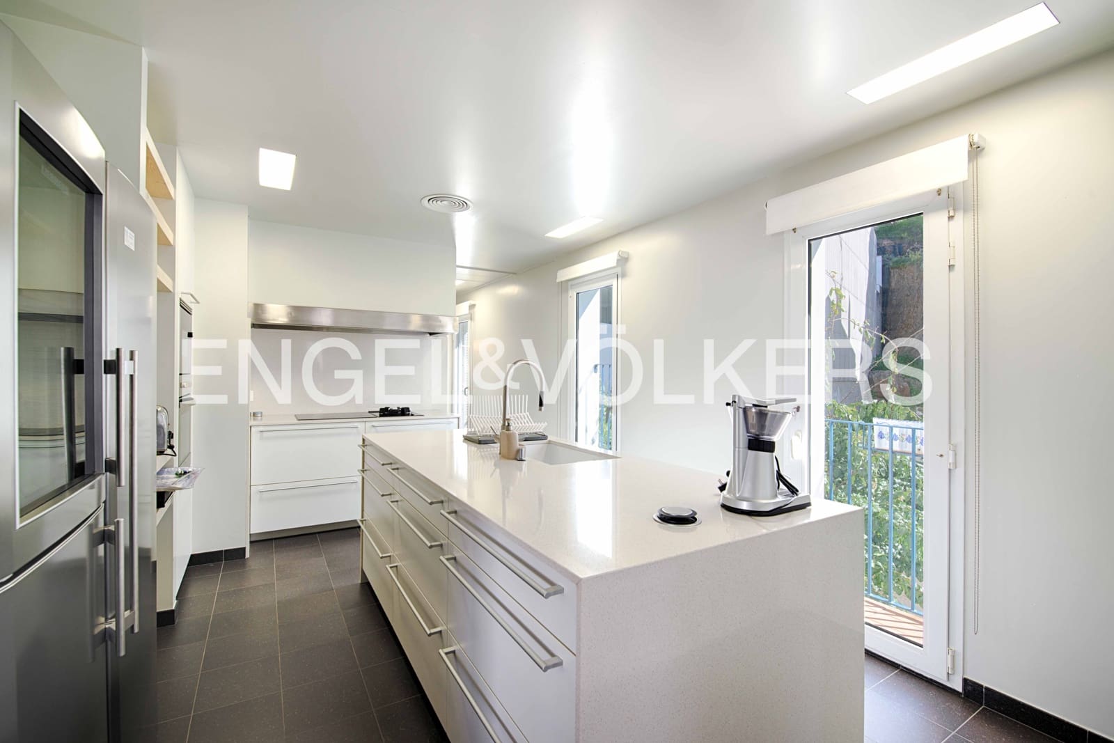 8 bedroom Villa for sale in El Port de la Selva with garage - € 1,800,000 (Ref: 9733777)