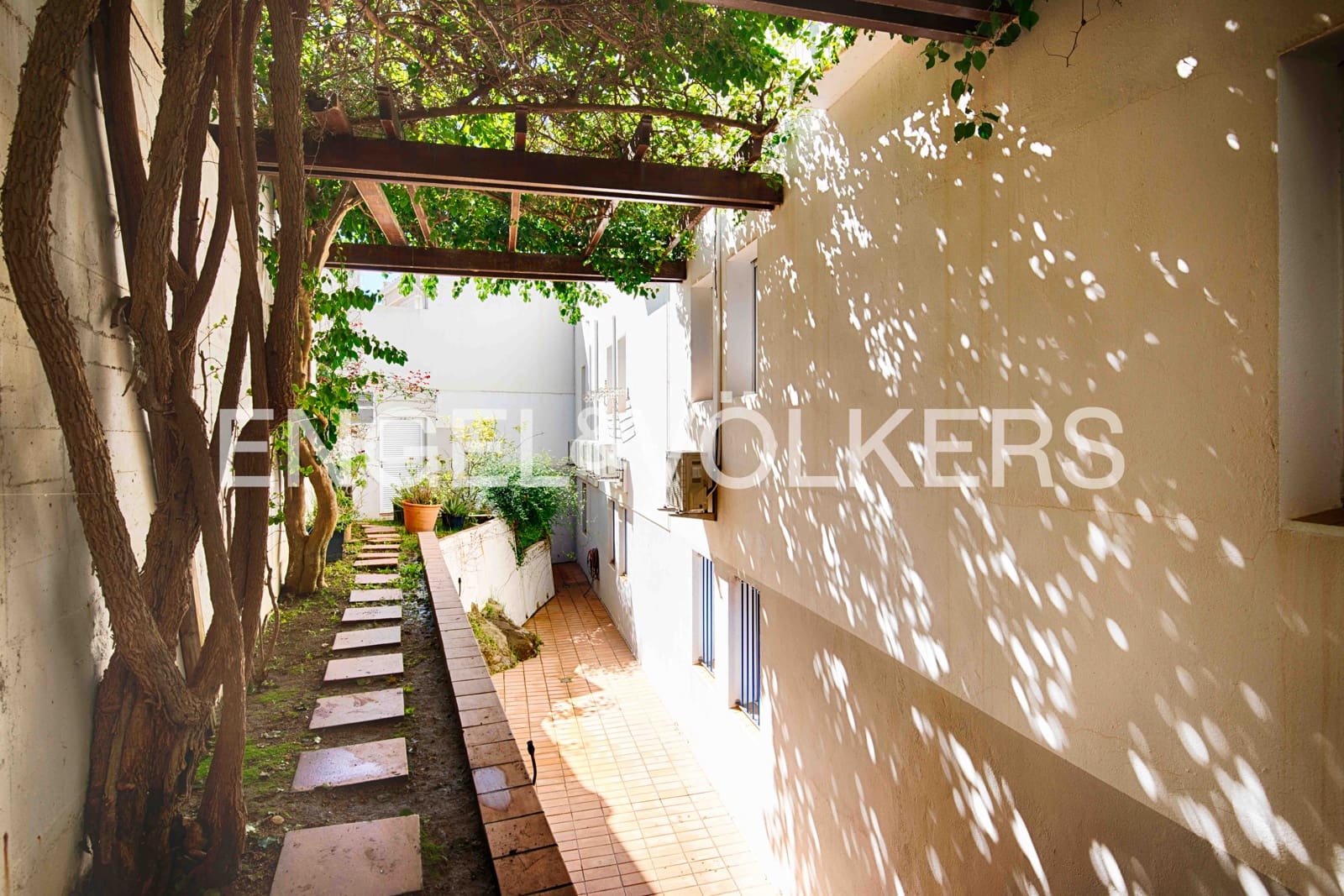 8 bedroom Villa for sale in El Port de la Selva with garage - € 1,800,000 (Ref: 9733777)