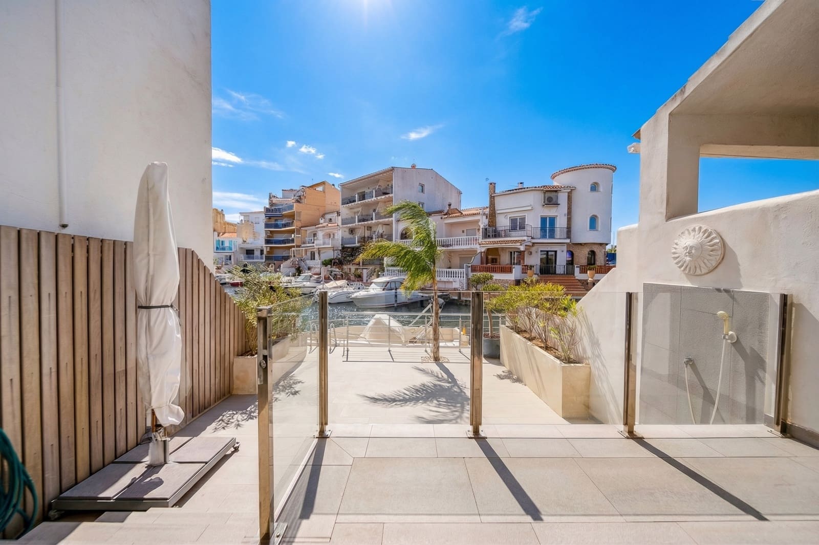 3 bedroom Townhouse for sale in Empuriabrava with garage - € 549,000 (Ref: 9740591)