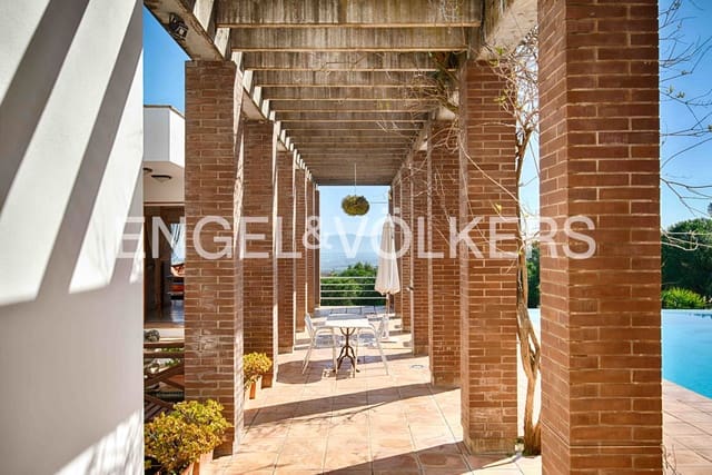 5 bedroom Villa for sale in Llers with pool garage - € 1,480,000 (Ref: 9756338)