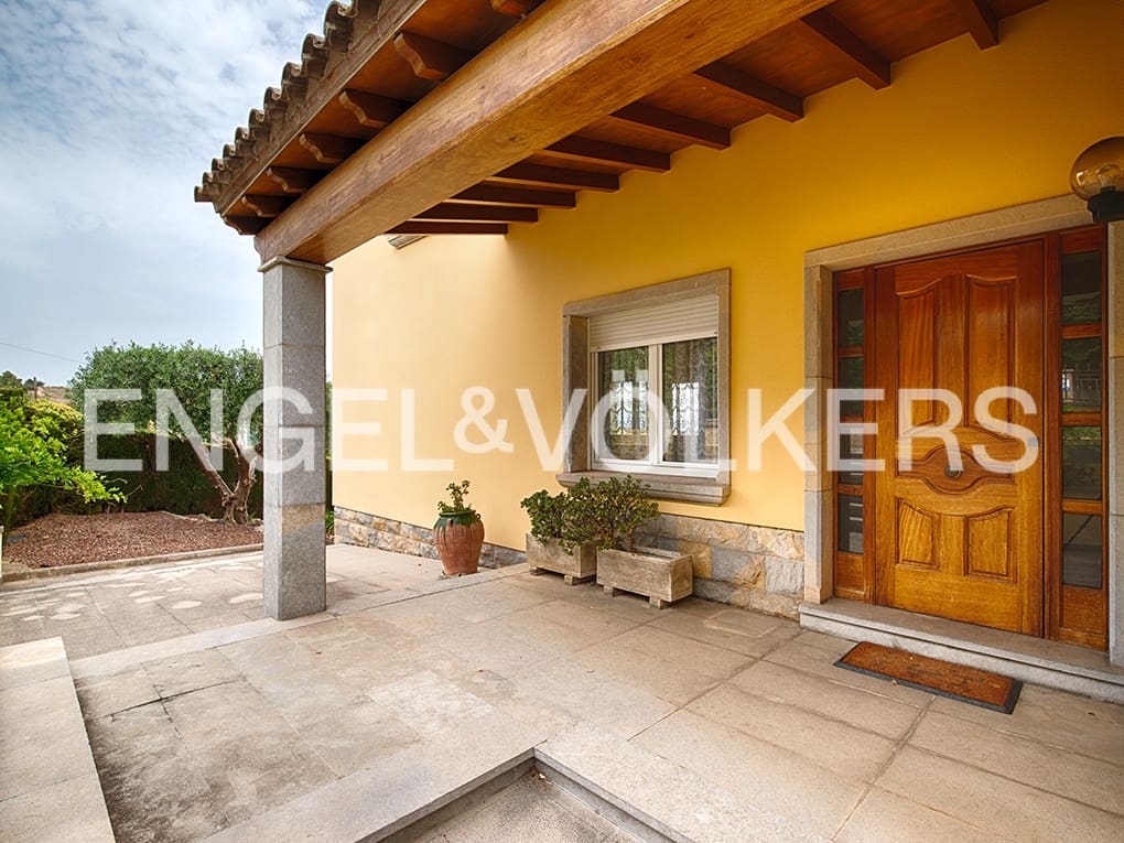 4 makuuhuone Huvila myytävänä paikassa Figueres mukana 
autotalli - 490 000 € (Ref: 9771857)