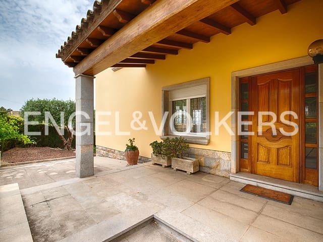 4 makuuhuone Huvila myytävänä paikassa Figueres mukana 
autotalli - 490 000 € (Ref: 9771857)