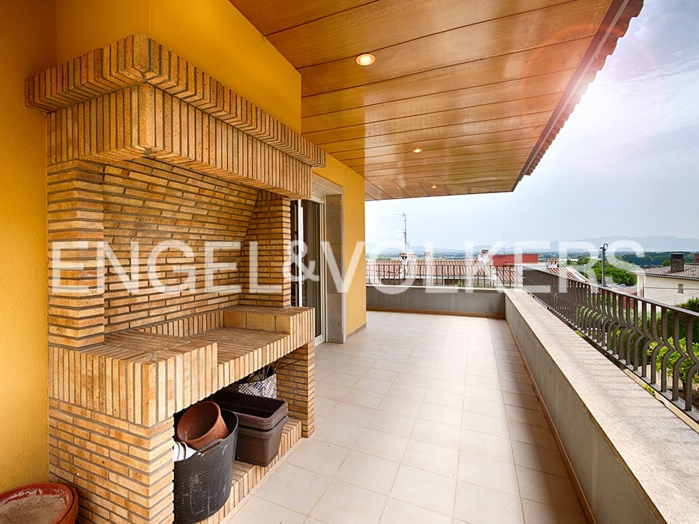 4 makuuhuone Huvila myytävänä paikassa Figueres mukana 
autotalli - 490 000 € (Ref: 9771857)