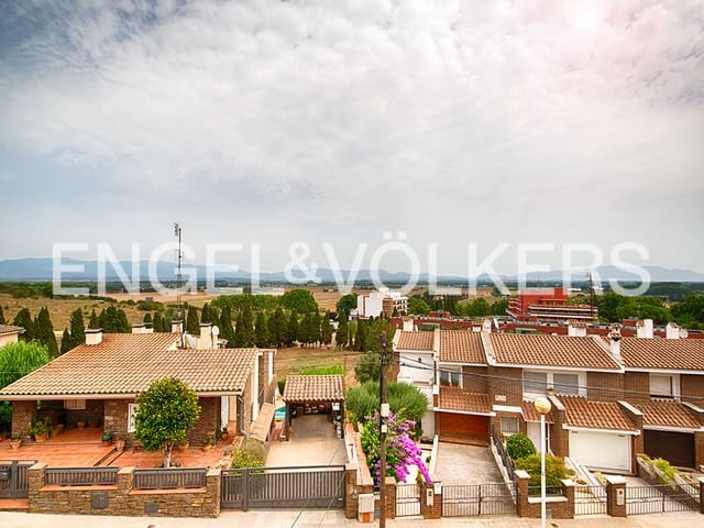 4 makuuhuone Huvila myytävänä paikassa Figueres mukana 
autotalli - 490 000 € (Ref: 9771857)