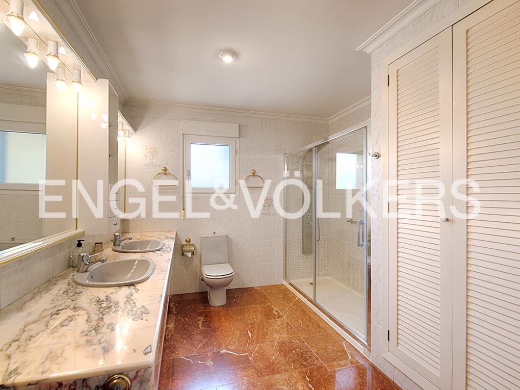 4 makuuhuone Huvila myytävänä paikassa Figueres mukana 
autotalli - 490 000 € (Ref: 9771857)