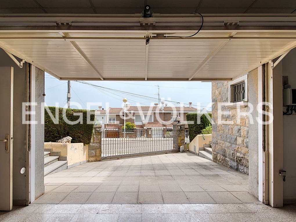 4 makuuhuone Huvila myytävänä paikassa Figueres mukana 
autotalli - 490 000 € (Ref: 9771857)