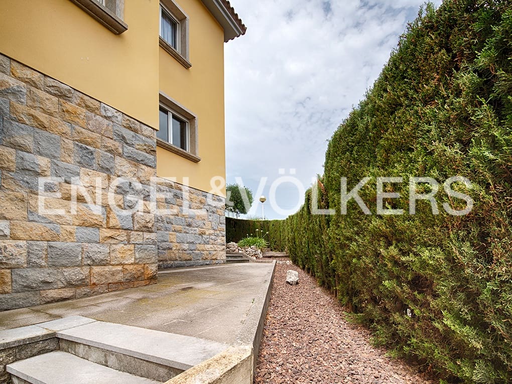 4 makuuhuone Huvila myytävänä paikassa Figueres mukana 
autotalli - 490 000 € (Ref: 9771857)