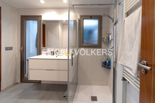 5 chambre Maison de Ville à vendre à Figueres avec garage - 450 000 € (Ref: 9784489)