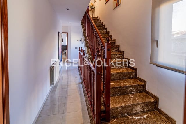5 chambre Maison de Ville à vendre à Figueres avec garage - 450 000 € (Ref: 9784489)
