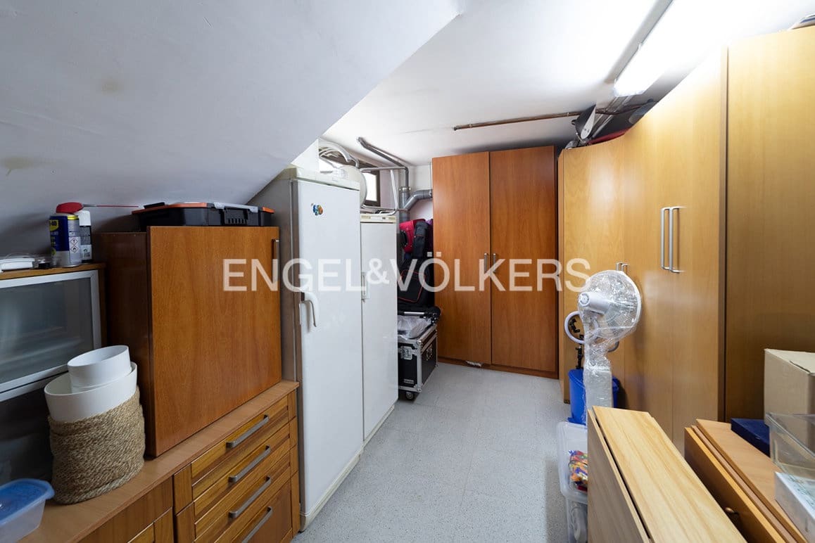 5 bedroom Townhouse for sale in Figueres with garage - € 450,000 (Ref: 9784489)