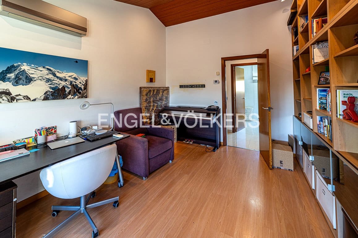 5 bedroom Townhouse for sale in Figueres with garage - € 450,000 (Ref: 9784489)