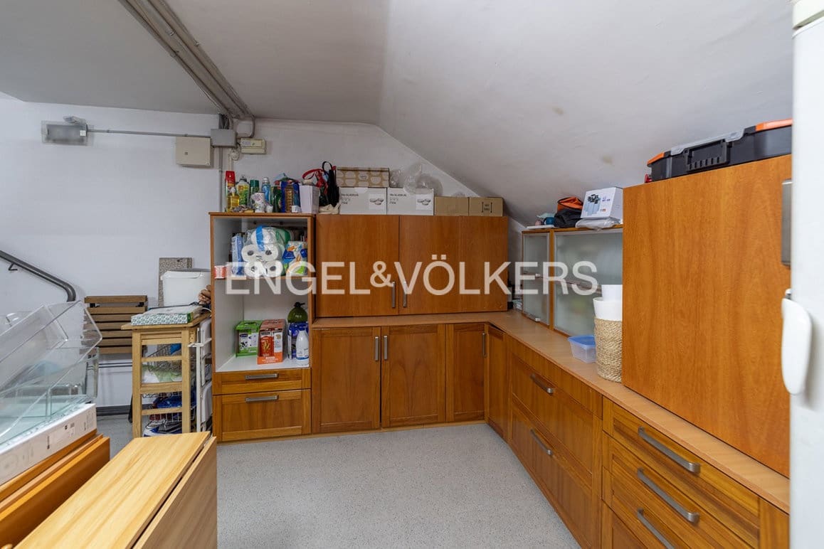 5 bedroom Townhouse for sale in Figueres with garage - € 450,000 (Ref: 9784489)