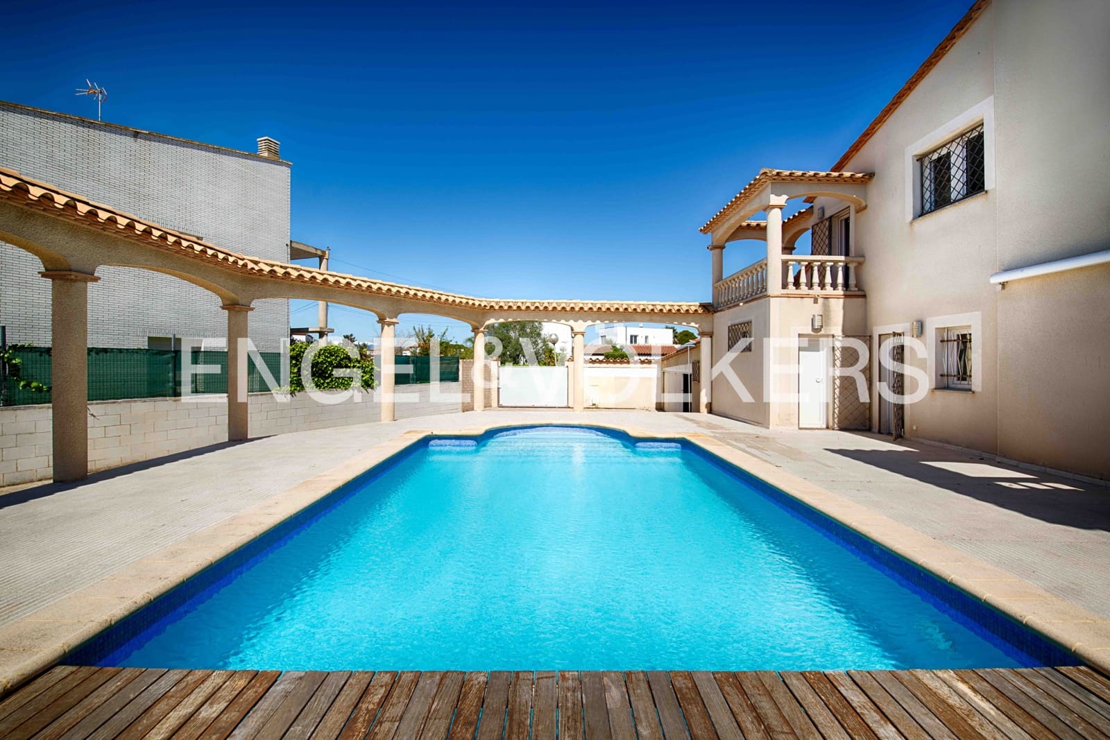 4 bedroom Villa for sale in Santa Margarida with pool - € 1,985,000 (Ref: 9795334)