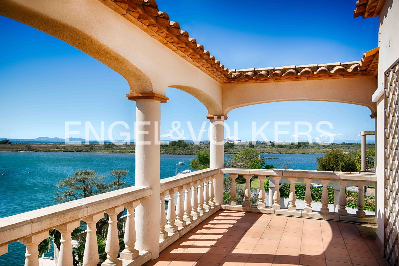 4 bedroom Villa for sale in Santa Margarida with pool - € 1,985,000 (Ref: 9795334)