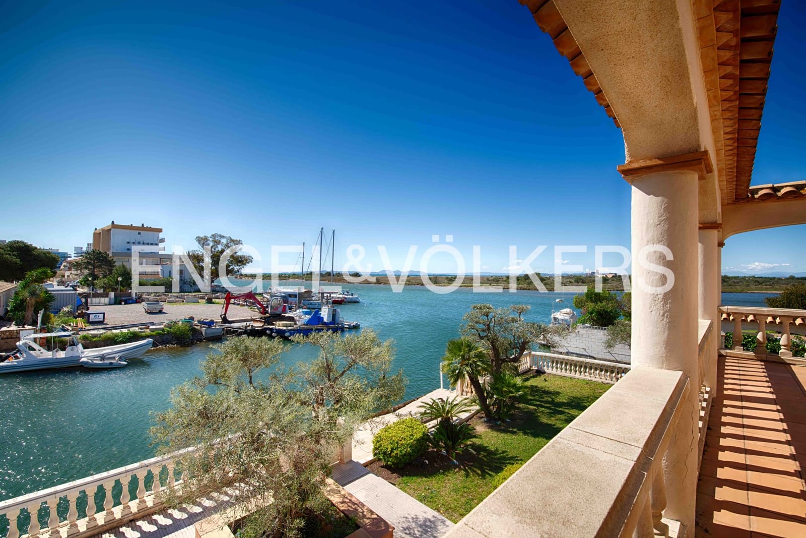 4 bedroom Villa for sale in Santa Margarida with pool - € 1,985,000 (Ref: 9795334)