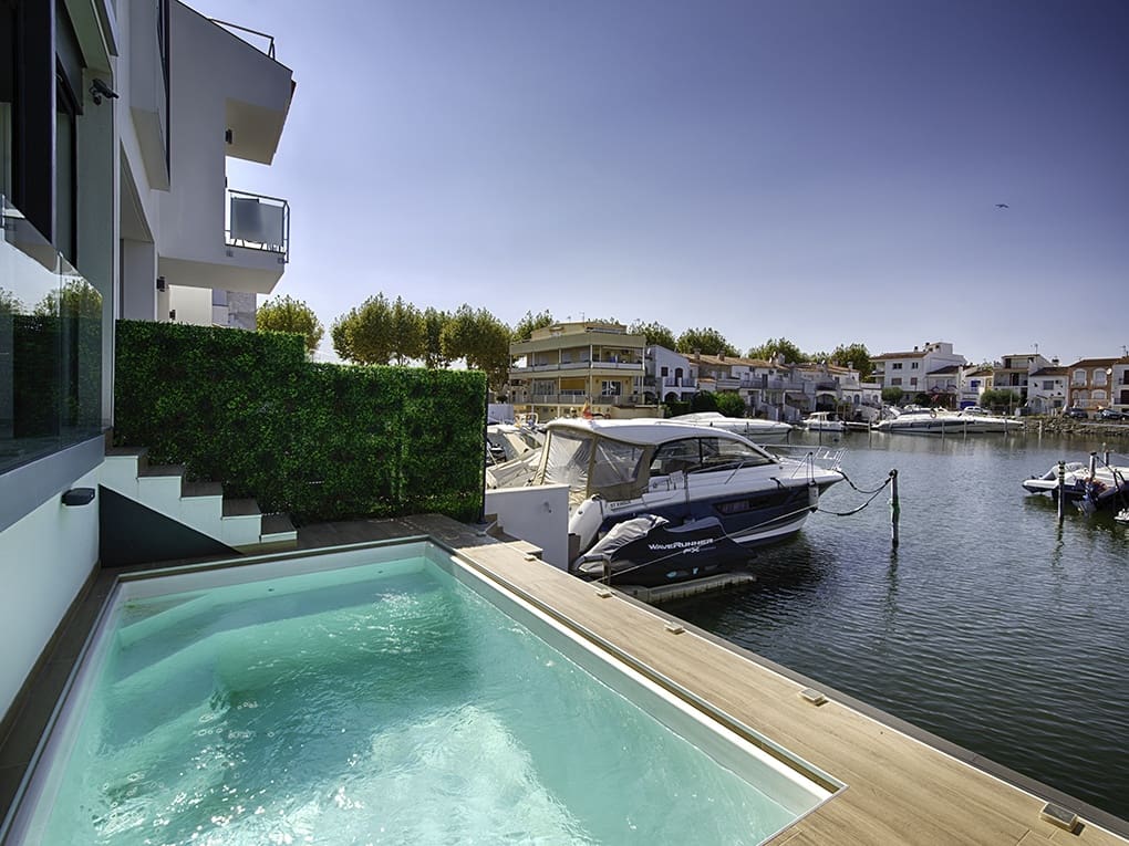 4 sypialnia Dom szeregowy na sprzedaż w Empuriabrava z basenem garażem - 880 000 € (Ref: 9798321)