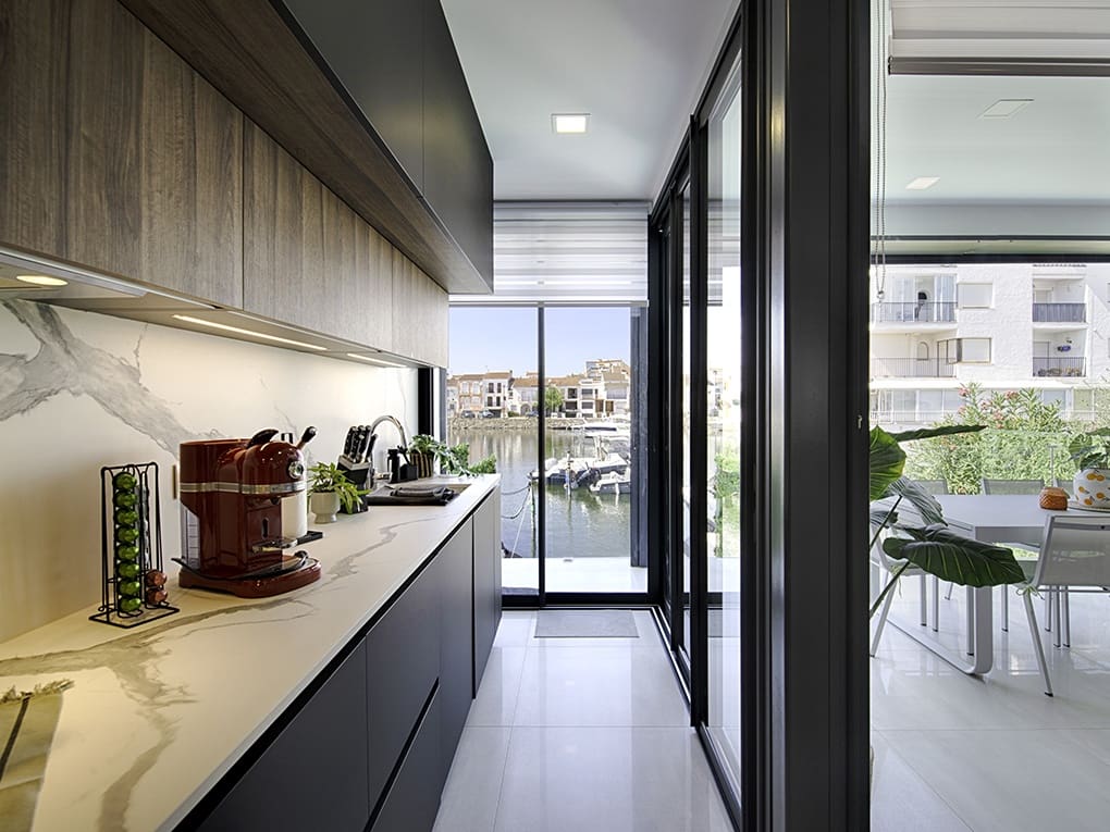 4 sypialnia Dom szeregowy na sprzedaż w Empuriabrava z basenem garażem - 880 000 € (Ref: 9798321)