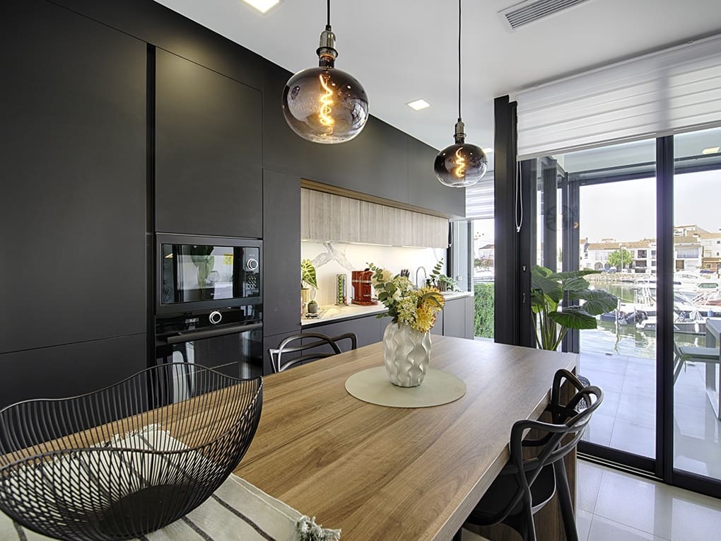 4 sypialnia Dom szeregowy na sprzedaż w Empuriabrava z basenem garażem - 880 000 € (Ref: 9798321)